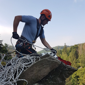 Obrázek článku: Při lezení na skalách se můžete cítit bezpečněji