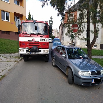 Obrázek článku: Kvůli špatně zaparkovaným autům se hasiči nedostanou na místo zásahu