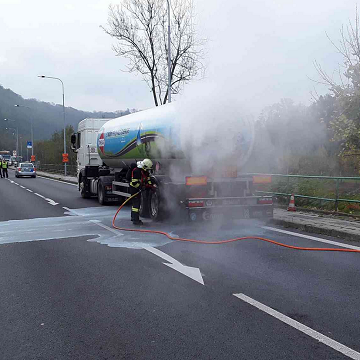 Obrázek článku: Na silnici u Teplic hořela cisterna s propan-butanem