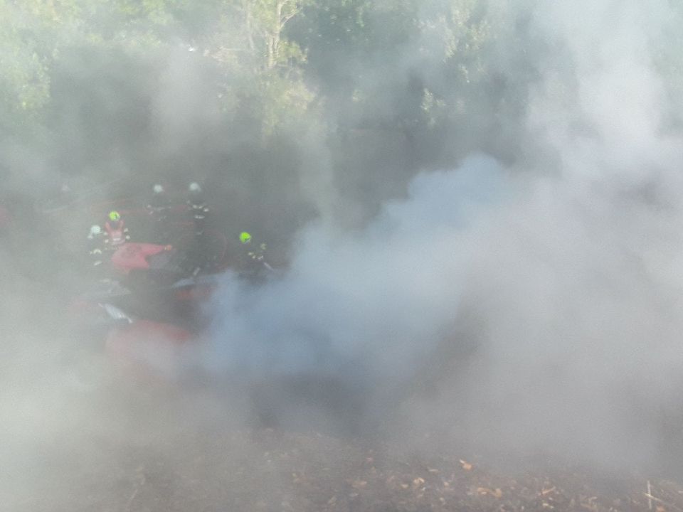 Obrázek článku: Desítky hasičů už druhý den zaměstnává požár štěpky v Kozlově