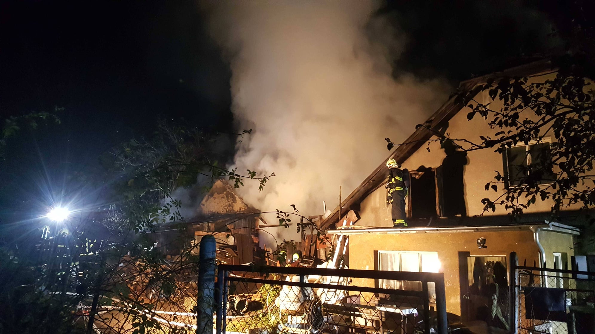 Obrázek článku: Požár domu v Kunčicích u Bělotína včera hasili tři desítky hasičů