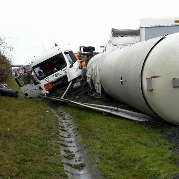Dálnici u Přáslavic uzavřela nehoda cisterny a kamionu image not found