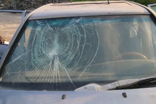 Obrázek článku: Někdo poškodil stará auta.