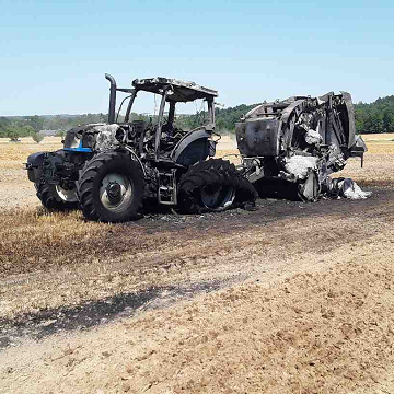 Obrázek článku: Na poli hořel traktor i s balíkovačem!