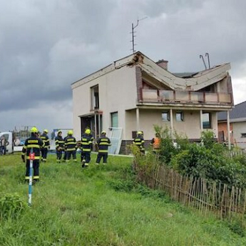 Obrázek článku: V Oseku se zřítila střecha domu, sutiny zavalily dělníka