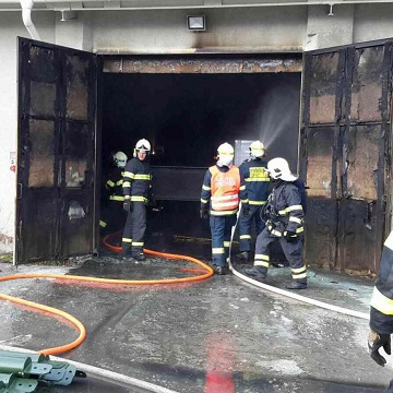 Obrázek článku: Deset hasičských jednotek zasahovalo u požáru lakovny ve Slavíči