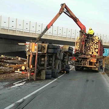 Obrázek článku: Převrácený přívěs s rozsypanými kládami uzavřel silnici v Bělotíně