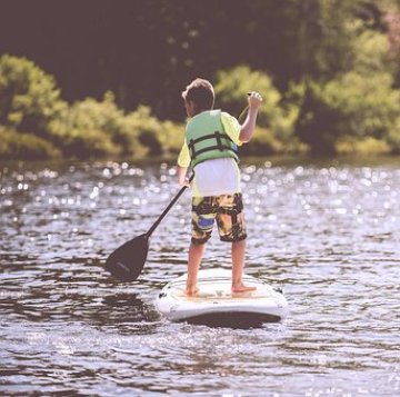 Obrázek článku: Paddleboardy ovládly vodní plochy, vyzkoušet je můžete i na Bečvě